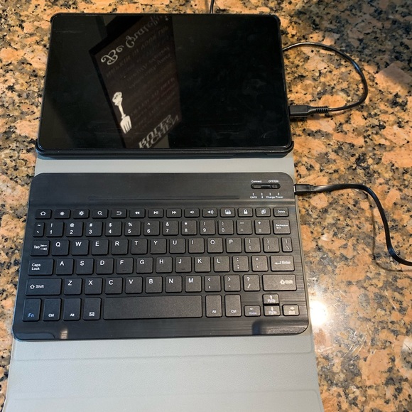 Amazon Fire HD 10 tablet, 10.1", 1080p Full HD with keyboard case included 🔵 - Picture 3 of 6